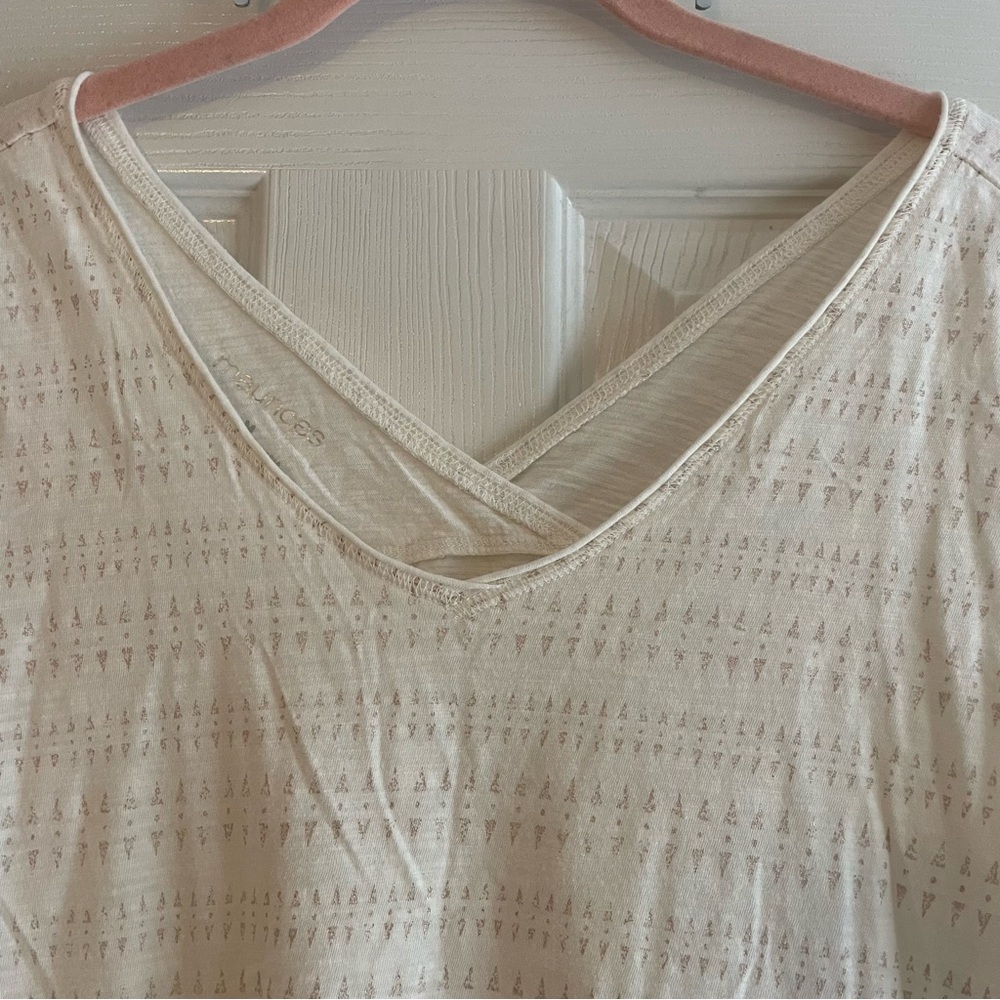 Maurices Cream and Rose Gold Short Sleeve V-Neck Fitted Top Size Medium - Picture 2 of 15